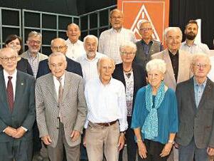 Über einen Zeitraum von 60 und 70 Jahren gehören diese Jubilare der IG Metall an. Erster Bevollmächtigter Jürgen Apfel (links) gratulierte den drei in der ersten Reihe stehenden Jubilaren für eine 70-jährige Zugehörigkeit.  Foto: Desombre