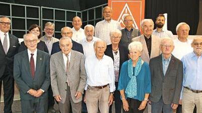 Über einen Zeitraum von 60 und 70 Jahren gehören diese Jubilare der IG Metall an. Erster Bevollmächtigter Jürgen Apfel (links) gratulierte den drei in der ersten Reihe stehenden Jubilaren für eine 70-jährige Zugehörigkeit.  Foto: Desombre