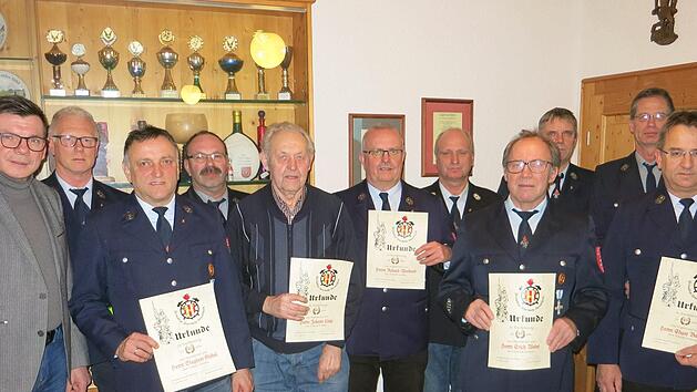 Bei der Jahreshauptversammlung der Gauaschacher Feuerwehr zeichnete Bürgermeister Armin Warmuth (links) verdiente Feuerwehrmitglieder aus. Foto: Jana Keul
