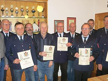 Bei der Jahreshauptversammlung der Gauaschacher Feuerwehr zeichnete Bürgermeister Armin Warmuth (links) verdiente Feuerwehrmitglieder aus. Foto: Jana Keul