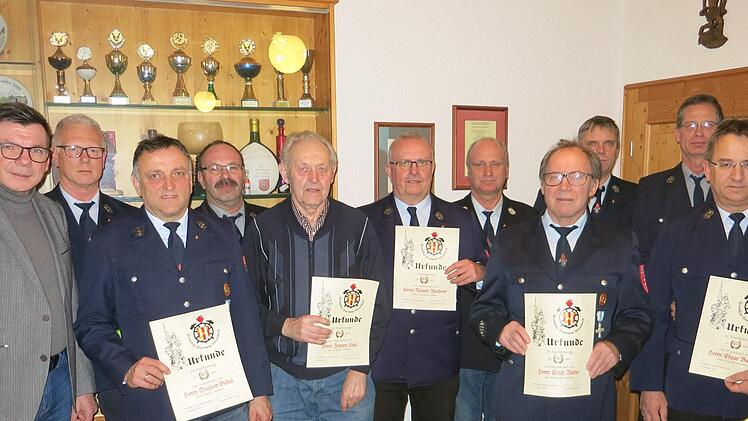 Bei der Jahreshauptversammlung der Gauaschacher Feuerwehr zeichnete Bürgermeister Armin Warmuth (links) verdiente Feuerwehrmitglieder aus. Foto: Jana Keul