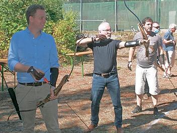 Bevor Tobias Ehrlicher und Michael Fischer den ersten Pfeil auf der neuen Bogenschießanlage auf dem Gelände am Waldbad abfeuerten, ließen sie sich von Chris Unger8 (v.l) fachgerecht einweisen.  Foto: Martin Rebhan