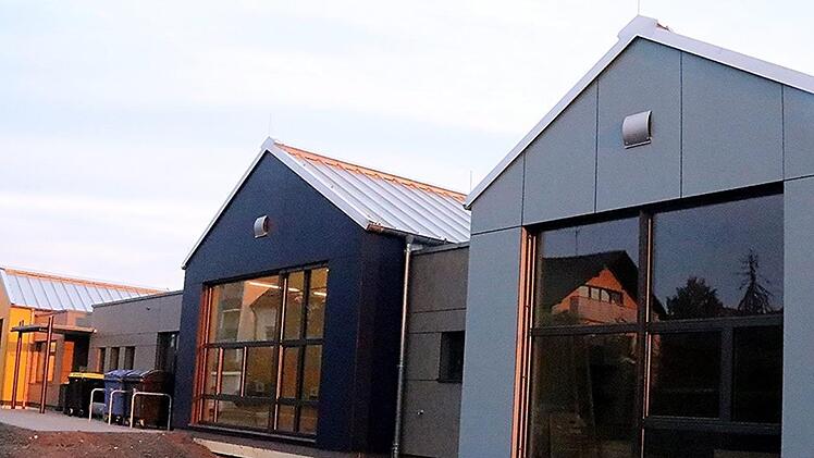 Das "Kinderhaus Wunderland" bietet, angestrahlt von der Abendsonne, ein buntes Bild. Es gab überschwängliches Lob für die Architekten ob der komplexen und detailgenauen Planung im Innenbereich.