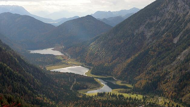 Blick vom Richtstrichkopf auf das Seengebiet zwischen Ruhpolding und Reit im Winkl, Bayern, Deutschland Drei-Seen-Gebiet im Chiemgau Klein-Kanada