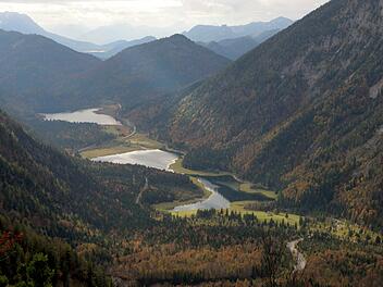 Blick vom Richtstrichkopf auf das Seengebiet zwischen Ruhpolding und Reit im Winkl, Bayern, Deutschland Drei-Seen-Gebiet im Chiemgau Klein-Kanada