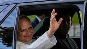 Papst Leo XIV verl&auml;sst Krankenhaus