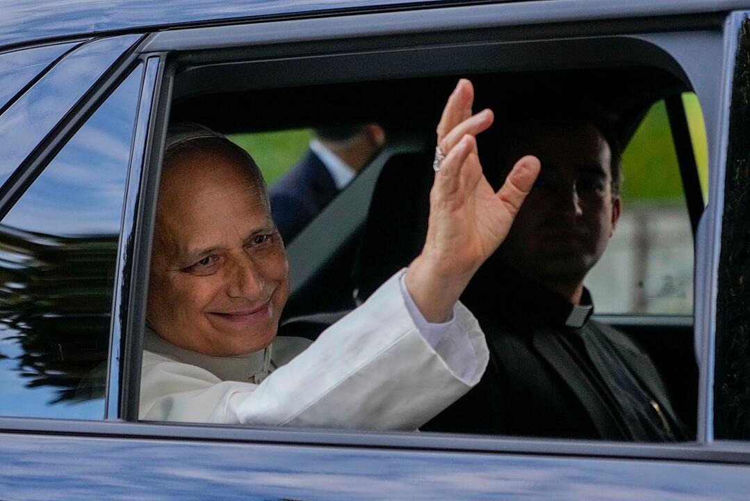 Papst Leo XIV verl&auml;sst Krankenhaus