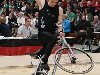 Der deutsche Juniorenmeister im Kunstradfahren und frischgebackene Sieger der Bayerncup-Serie, Lukas Kohl, in Aktion.  Foto: privat