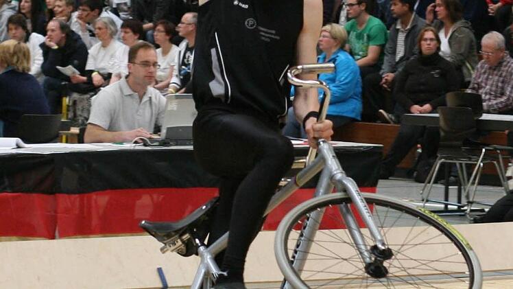 Der deutsche Juniorenmeister im Kunstradfahren und frischgebackene Sieger der Bayerncup-Serie, Lukas Kohl, in Aktion.  Foto: privat