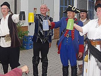 Wer gewinnt das Kunigundenmaßkrüge-Stemmen? Fotos: Heike Schülein