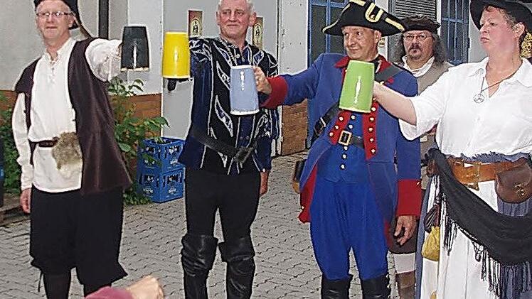 Wer gewinnt das Kunigundenmaßkrüge-Stemmen? Fotos: Heike Schülein