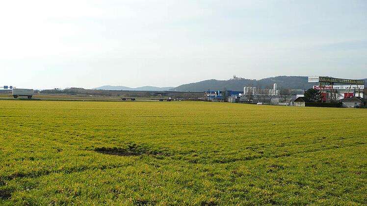 Landwirtschaftlich genutzte Flächen und Brachland im Westen der Kreisstadt, entlang der Autobahn, sind angedacht für die Ausweisung von Gewerbeflächen. Auch "An der Zeil" in Schney könnte das Gewerbegebiet erweitert werden. Insgesamt sieht der Haushalt der Stadt rund 2,6 Millionen Euro für den Grunderwerb vor. Foto: Ramona Popp