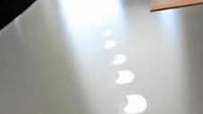 Halbmondförmig fällt das Sonnenlicht durch die kleinen Öffnungen im Rollo auf den Tisch von Direktor Stefan Völker.