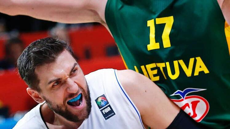 Der Litauische Center Jonas Valanciunas (rechts) zwang mit 26 Punkten und 15 Rebounds die Italiener mit NBA-Star Andreas Bargnani (21 Punkte) fast alleine in die Knie. Foto: Sebastien Nogier