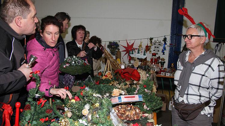 In der Weihnachtsabteilung hatten sich auch die Verkäuferinnen "herausgeputzt": mit Elchgeweihen und anderen weihnachtlichen Haarreifen.