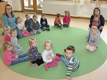 Die Kindergartenkinder der "Igelgruppe" mit Erzieherin Verena Märkl (links) und Lena Zweier, Bachelor-Pädagogin. Es fehlt Erzieherin Kerstin Kilian.