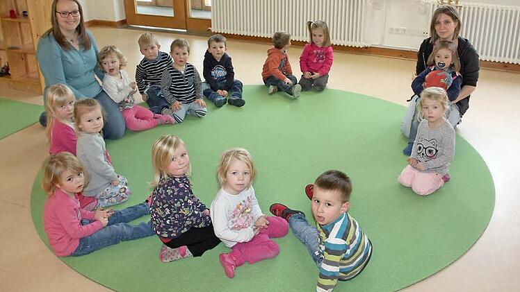 Die Kindergartenkinder der "Igelgruppe" mit Erzieherin Verena Märkl (links) und Lena Zweier, Bachelor-Pädagogin. Es fehlt Erzieherin Kerstin Kilian.