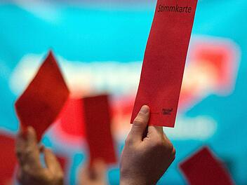 Delegierte halten am 01.05.2016 auf dem AfD-Bundesparteitag in Stuttgart (Baden-Württemberg) Stimmkarten hoch. Foto: Marijan Murat/dpa