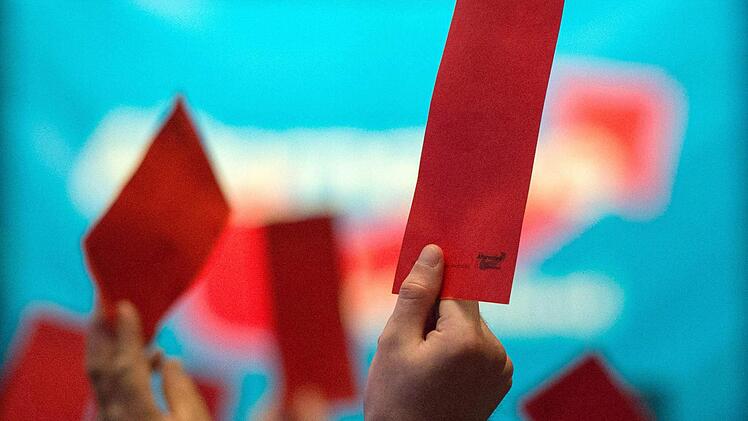 Delegierte halten am 01.05.2016 auf dem AfD-Bundesparteitag in Stuttgart (Baden-Württemberg) Stimmkarten hoch. Foto: Marijan Murat/dpa