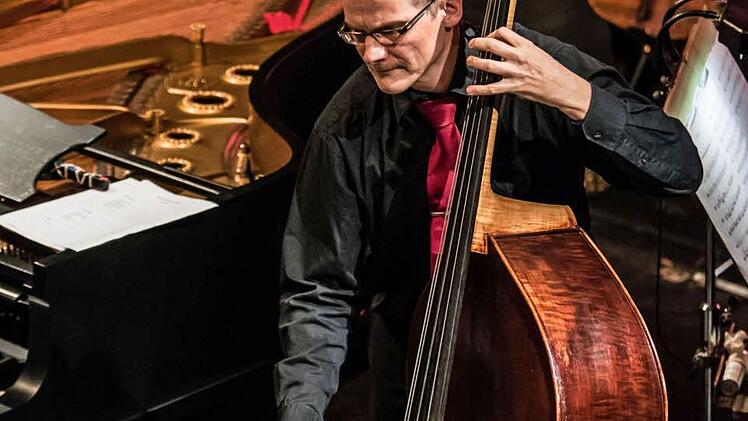 "Philharmonic goes Tango": Impressionen vom Sonderkonzert im Landestheater Coburg: Solo-Kontrabassist Dietmar EngelsFoto: Jochen Berger