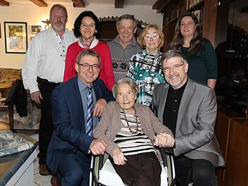 Elfriede Kittel im Kreis der Gratulanten: hinten von links Norbert Reß, Heidi Schunk, Schwiegersohn Joachim und Tochter Monika Eichhorn und Enkelin Bettina; vorne von links Bürgermeister Wolfgang Bauersachs,  Elfriede Kittel und Landrat Michael Busch.Wolfgang Desombre