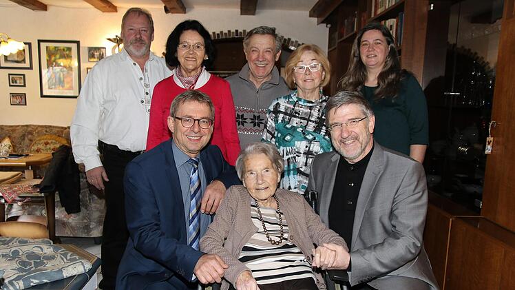 Elfriede Kittel im Kreis der Gratulanten: hinten von links Norbert Reß, Heidi Schunk, Schwiegersohn Joachim und Tochter Monika Eichhorn und Enkelin Bettina; vorne von links Bürgermeister Wolfgang Bauersachs,  Elfriede Kittel und Landrat Michael Busch.Wolfgang Desombre