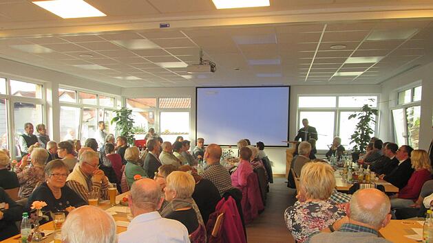 Mehrere Hundert Besucher nahmen an der Einweihung des "Eulentreffs" teil, das jetzt mit Leben erf&uuml;llt werden soll. Winfried Ehling