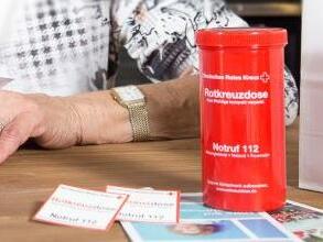 Die Notfalldose kann für die Rettungskräfte eine große Hilfe sein. Die Besitzer sollten darin wichtige medizinische Informationen über sich aufbewahren. Foto: Deutsches Rotes Kreuz