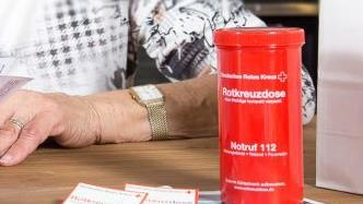 Die Notfalldose kann für die Rettungskräfte eine große Hilfe sein. Die Besitzer sollten darin wichtige medizinische Informationen über sich aufbewahren. Foto: Deutsches Rotes Kreuz