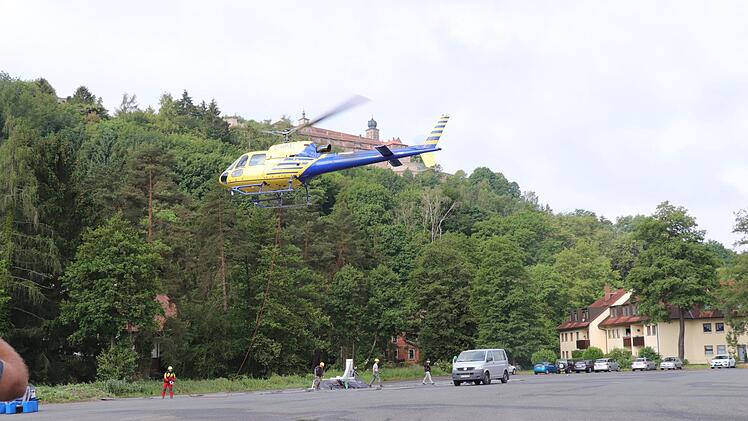 Zwei Stunden später als geplant kann der Hubschrauber endlich am Flugplatz starten und auf dem Freibadparkplatz landen. Foto: Katrin Geyer