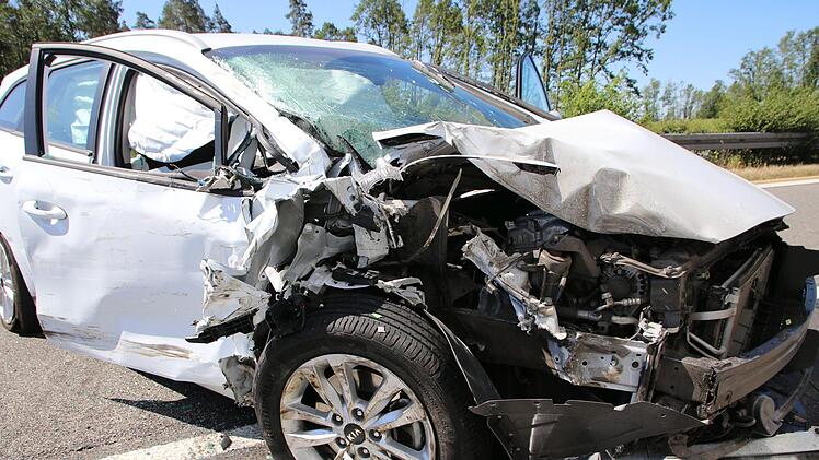 In der Folge eines schweren Unfalls war die A3 am Sonntag &uuml;ber mehrere Stunden voll gesperrt. Foto: News5/O&szlig;wald