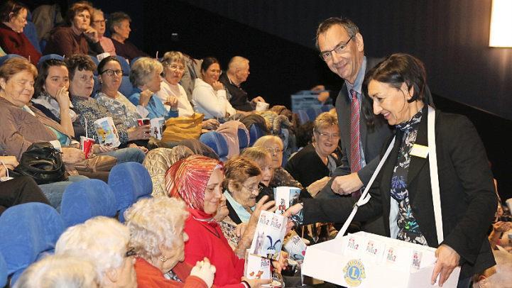 Mit Popcorn und Getränken versorgten Ingrid Nassios vom Lions Club Coburg Veste und Dritter Bürgermeister Thomas Nowak, der auch als Schirmherr fungierte, die Gäste des Seniorenkinos. Foto: Wolfgang Desombre