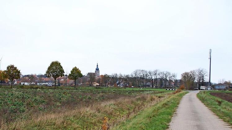 Hier westlich von Lonnerstadt soll das Gewerbegebiet Edelgraben I entstehen. Die überplante Fläche muss verkleinert werden.  Foto: Andreas Dorsch
