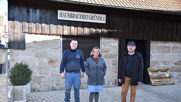 Die Wirtsfamilie Florian, Monika und Werner Pittroff w&uuml;rde in ihrem Biergarten gern wieder G&auml;ste begr&uuml;&szlig;en.