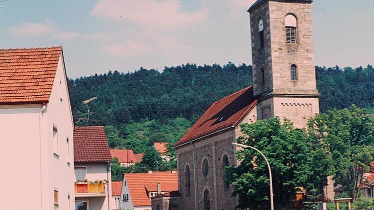 Dorfstraße mit Kirche neu. Foto: Ewald Kiesel