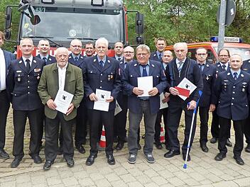 Die geehrten Mitglieder der Feuerwehr Unterleinleiter mit (vorne in der Mitte) Georg Motschiedler (60 Jahre), Wolfgang Nowski sowie Hans Ott und Alwin Wunder (beide 70 Jahre)