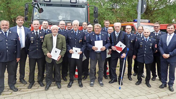 Die geehrten Mitglieder der Feuerwehr Unterleinleiter mit (vorne in der Mitte) Georg Motschiedler (60 Jahre), Wolfgang Nowski sowie Hans Ott und Alwin Wunder (beide 70 Jahre)