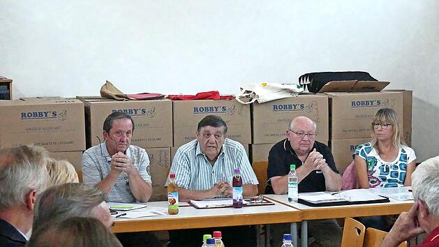 Hans Schmitt (Mitte) bei der Jahreshauptversammlung der Krippenfreunde Herzogenaruach.