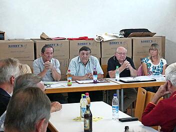 Hans Schmitt (Mitte) bei der Jahreshauptversammlung der Krippenfreunde Herzogenaruach.