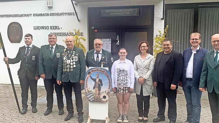 Fahnenträger und Erster Jugendritter Simon Schweiger, Schützenmeister Norbert Zimmermann, König Thomas Schödel, Zweiter Vorsitzender Manfred Götz, Jugendkönigin Emely Reinhard, Pfarrerin Karin Scheler, Gemeindediakon Holger Goller, Dritter Bürgerm...