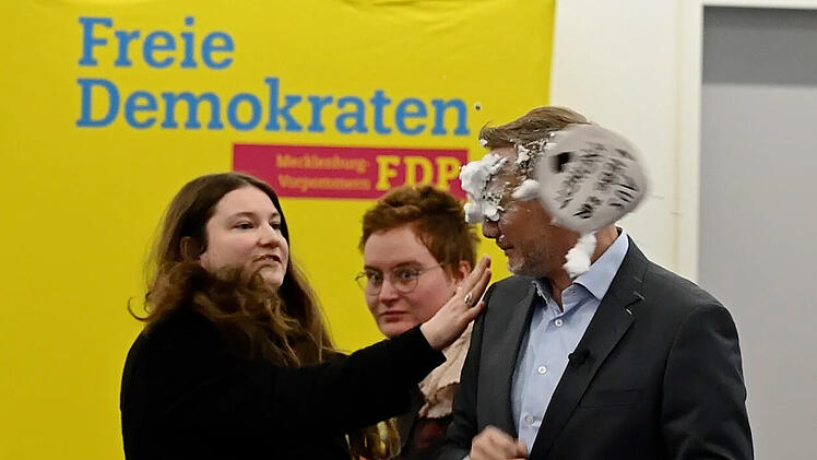 Lindner bei Auftritt mit Schaum beworfen