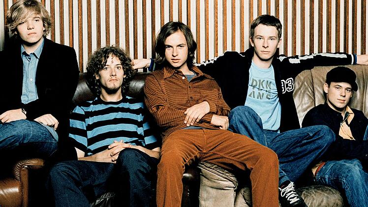 Echt gingen in den 90-ern aus einer Sch&uuml;lerband hervor. F&uuml;nf Freunde, die sich seit Kindesbeinen kannten, wurden f&uuml;r wenige Jahre zum Teenie-Popnabel der Nation. &Uuml;ber H&ouml;hen und Tiefen jener Jahre berichtet die dreiteilige Doku "Echt - Unsere Jugend", die S&auml;nger und Regisseur Kim Frank (dritter von links) aus Tonnen von eigenem Material erschuf.