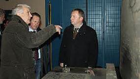 Landrat Thomas Bold (r.) und Bürgermeister Reinahrd Hallhuber informieren sich bei Eurodur-Seniorchef Wolfgang Rott.  Foto: Gerd Schaar