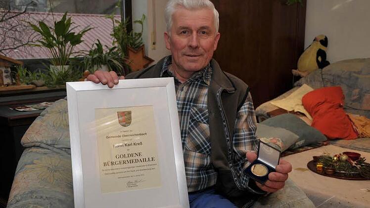Karl Kreß will für Urkunde und Medaille einen Ehrenplatz in seinem Haus suchen. Foto: RK