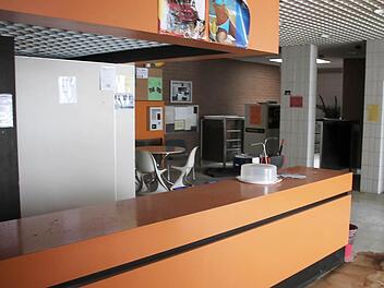 Der Eingangsbereich. Eigentlich ist alles in einem guten Zustand. Der Dreck am Boden, ist der Rest einer Pfütze. Es regnet ein im Eingangsbereich. Ein wirkliches Problem ist das aber nicht.  Foto: Thomas Malz