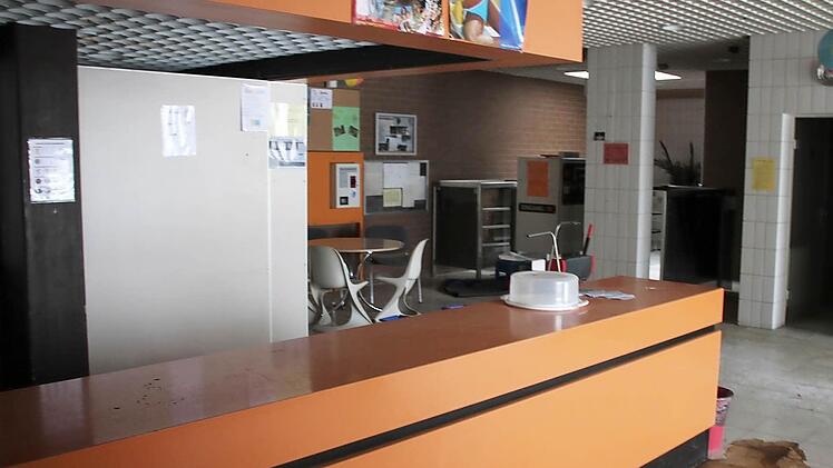 Der Eingangsbereich. Eigentlich ist alles in einem guten Zustand. Der Dreck am Boden, ist der Rest einer Pfütze. Es regnet ein im Eingangsbereich. Ein wirkliches Problem ist das aber nicht.  Foto: Thomas Malz