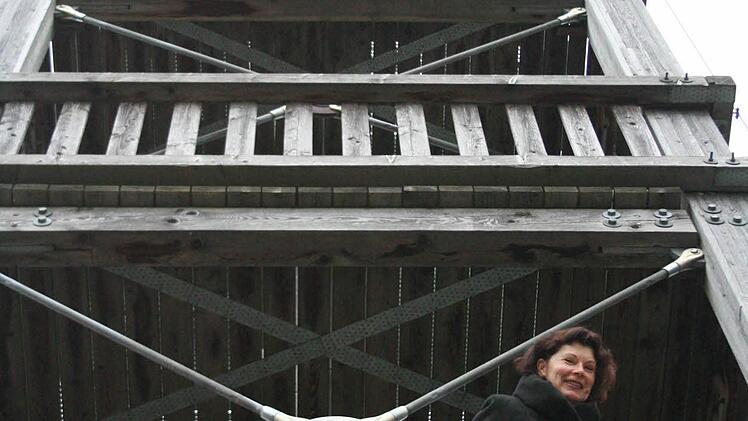 Dieser Aussichtsturm zwischen Markt Bibart und Sugenheim kommt in Christa Wagners Kriminalgeschichte "Bis in den Tod" vor. Die Handlung spielt sozusagen im unmittelbaren Umfeld der Autorin.  Fotos: Sabine Paulus