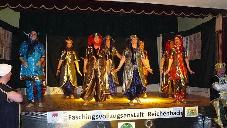 "ATS-Dancers Wart" bei ihrem orientalischen Tanz "1001-Nacht"