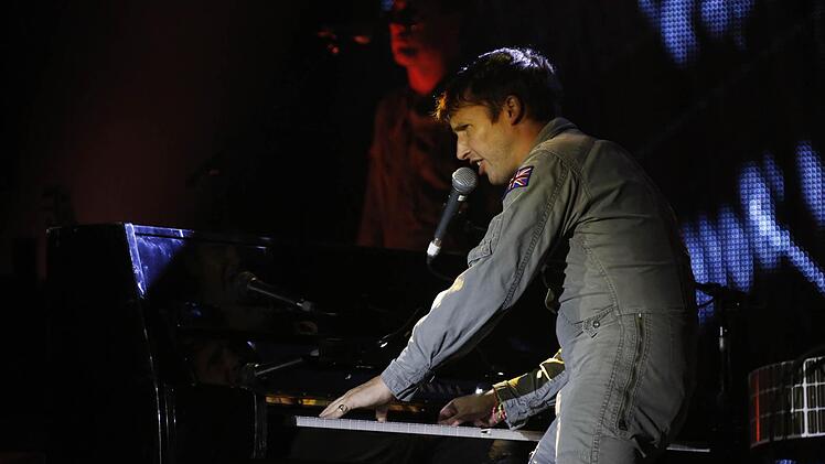 Ein Brite im Astronauten-Look: James Blunt begeisterte die Fans in der ausverkauften Brose-Arena. Zwei Stunden lang präsentierte er eine geballte Ladung an Ohrwürmern. Foto: Matthias Hoch