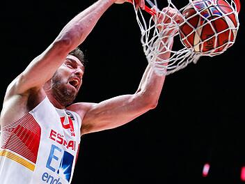 Überragend und kaum zu stoppen: Pau Gasol. Der Center der Spanier besiegte Gastgeber Frankreich beim 80:75-Sieg nach Verlängerung fast im Alleingang. Die Hälfte aller Punkte seines Teams erzielte der NBA-Profi von den Chicago Bulls. Foto: Sebastien Nogier